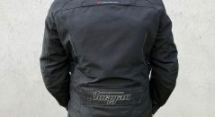 La giacca Bronco Furygan è dotato di alcuni inserti piccolo retro-riflettenti