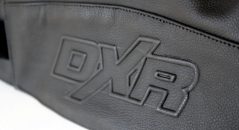 I loghi DXR nella parte bassa della schiena è in rilievo