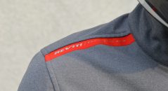 La pelle ingegnerizzato segno rosso che contrasta bene con la giacca grigia
