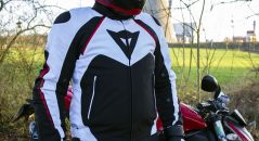 Test della Dainese Hawker, una giacca per tutte le stagioni adattato al look di attrezzature sportive