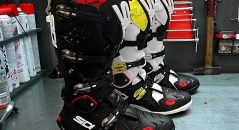 Gli stivali Sidi Crossfire SRS vantano uno stile 2 barile mostra disponibile in molti colori