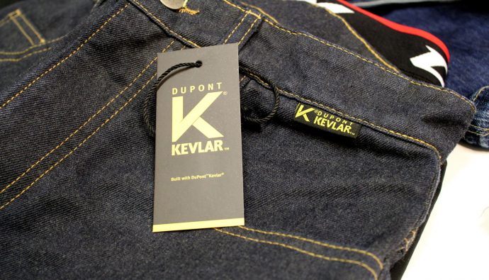 A partire dal 2019, l’abbigliamento che presenta del Kevlar® verrà identificato con queste etichette